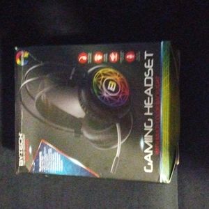 Gaming head phones that can be used for Nintendo, Xbox, Playstation, and PC.